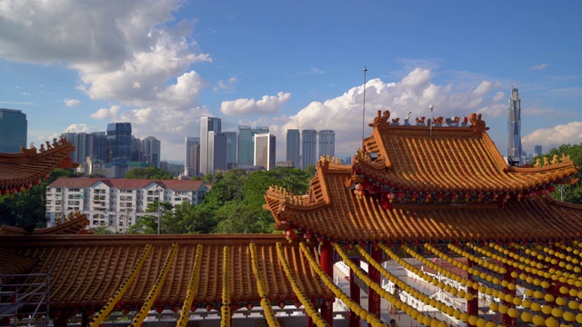 现代建筑对抗中国寺庙视频素材