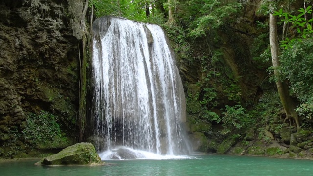 泰国北碧旅游胜地国家公园的四面瀑布——慢镜头视频素材