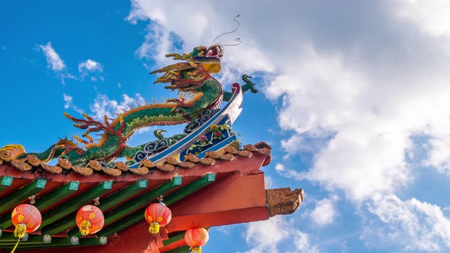 中国寺庙屋顶龙装饰的时间流逝视频素材