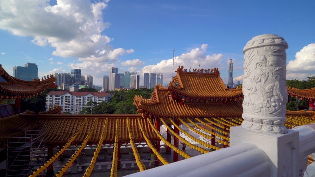 金色的中国灯笼和马来西亚的中国寺庙视频素材