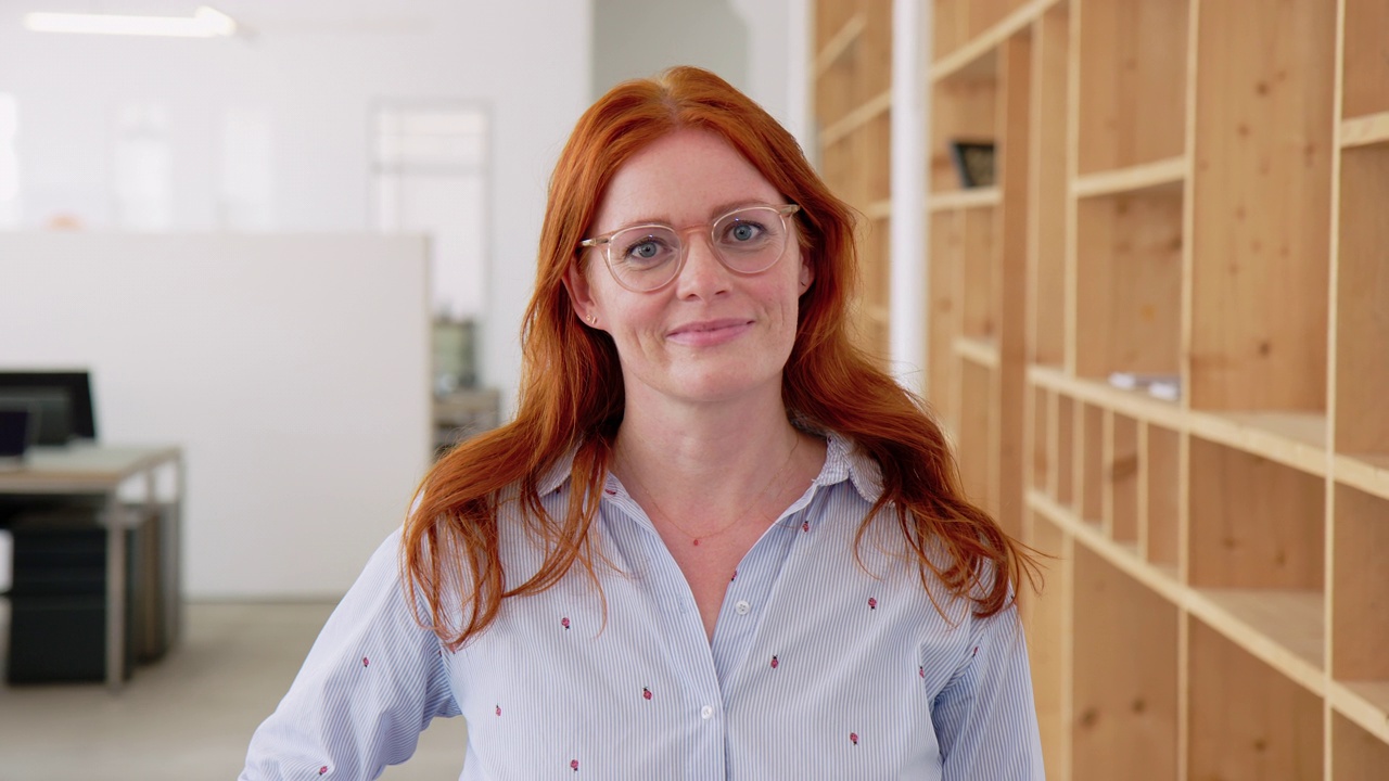 自信成熟的女企业家在创意办公室视频下载