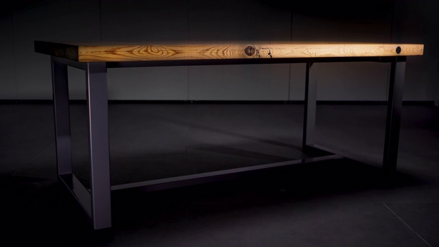 木桌与钢腿在深灰色的背景。动画。抽象的桌子与棕色木质抛光表面站在房间的灯关闭视频下载
