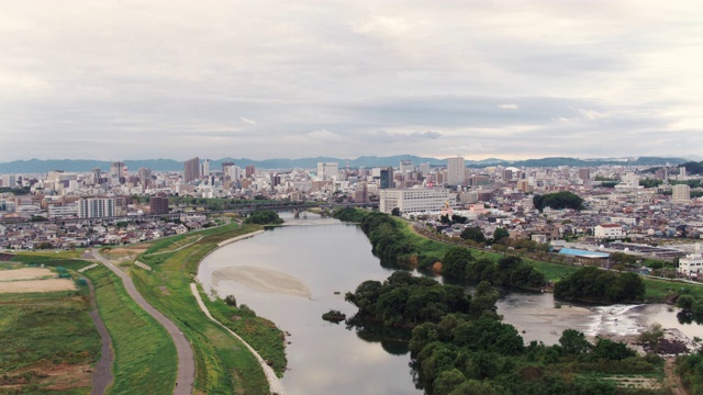 日本城市日落时的鸟瞰图视频素材