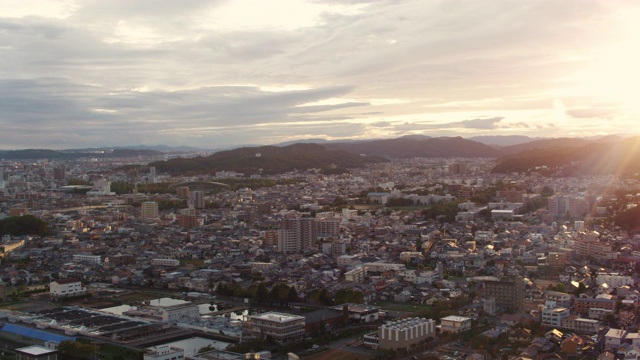 日本城市日落时的鸟瞰图视频素材