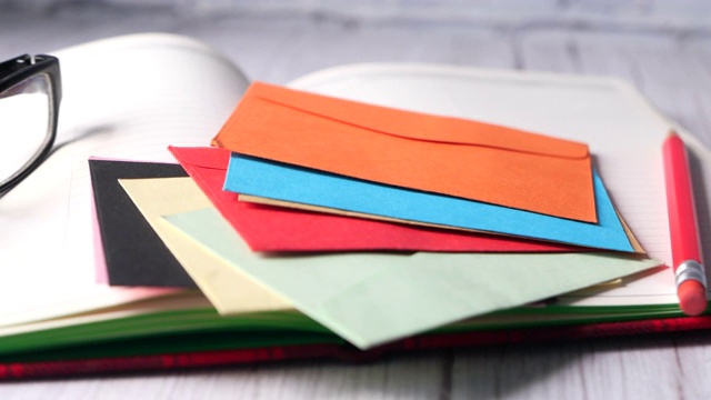 彩色信封和记事本放在木桌上视频素材