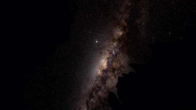 银河系出现在两个悬崖之间的延时视频下载
