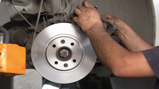 在汽车修理厂更换汽车制动盘和刹车片视频素材