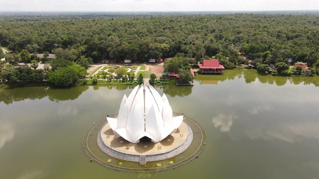 鸟瞰图美丽的白色教堂在Wat Santiwanaram在Udonthani省泰国。视频下载