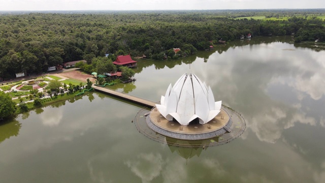 鸟瞰图美丽的白色教堂在Wat Santiwanaram在Udonthani省泰国。视频下载