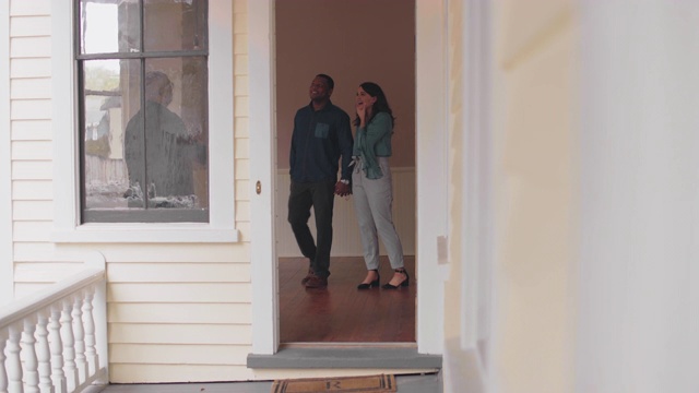 一位房地产经纪人向一对兴奋的夫妇展示了一栋待售的房子视频下载