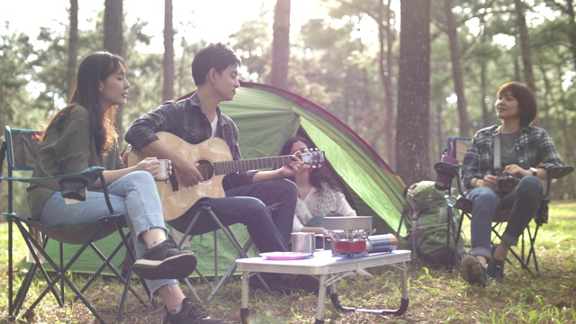 一群朋友围坐在帐篷边喝酒边唱歌视频下载
