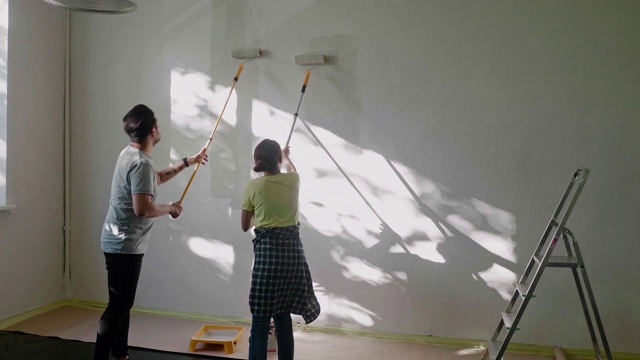 日本夫妇用油漆滚筒在家里刷墙视频下载