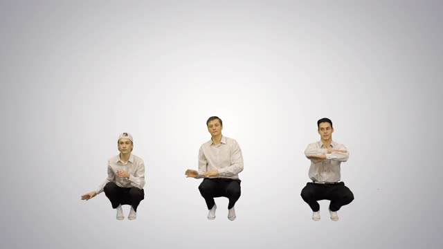 三个人在一起跳霹雳舞，看着渐变背景的摄像机视频素材