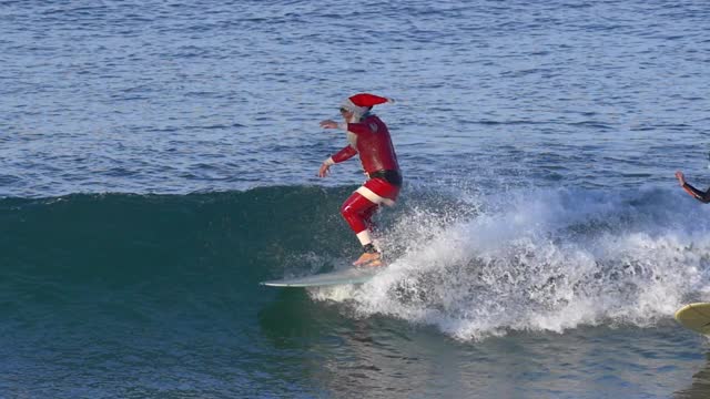 圣诞老人挂了五个把戏，然后在冲浪的时候就完蛋了。——慢动作视频下载