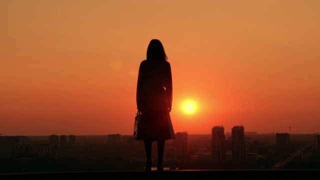 女人走在户外的城市景观在日出拂晓在城镇视频下载