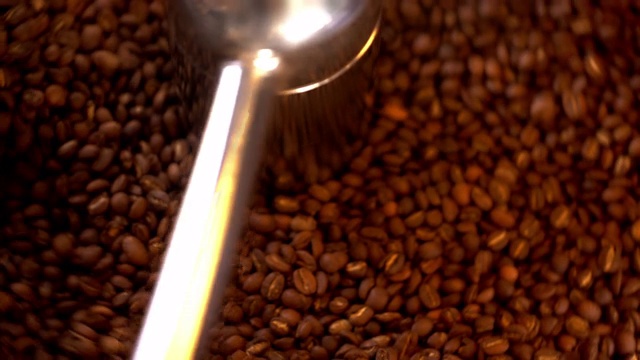 生咖啡豆搅拌视频素材