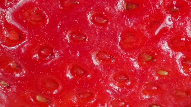 草莓特写。极端的宏。成熟的浆果。多汁的水果。视频下载