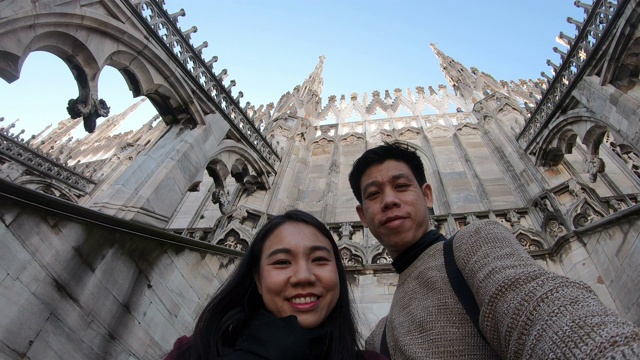一对浪漫的年轻情侣在米兰大教堂一起旅行视频下载