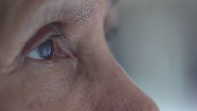 老年妇女的眼睛视频素材