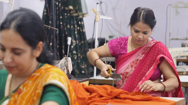 印度女工在生产线上裁剪服装面料视频下载