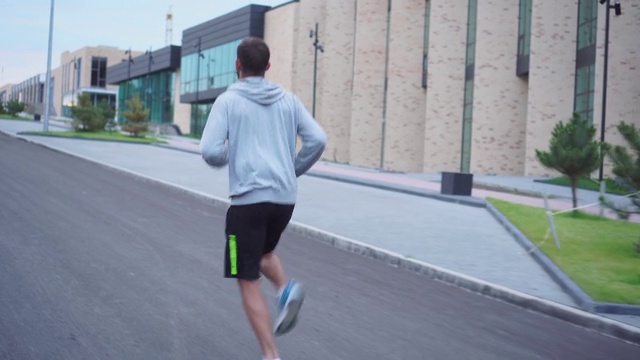 运动员慢跑有氧锻炼。三项全能运动做准备。运动健康的生活方式视频素材