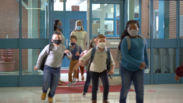 新冠肺炎疫情期间，学生返校时佩戴口罩视频下载