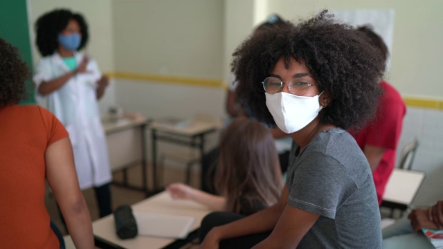 学生戴着口罩在教室里的肖像视频素材