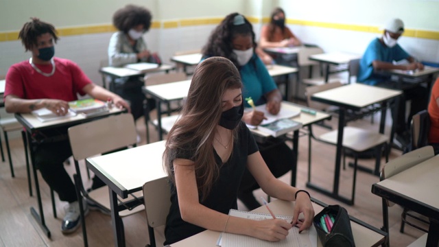 学生戴着口罩在教室里的肖像视频下载