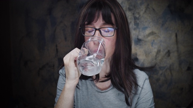 成熟的女人就是喝水视频素材