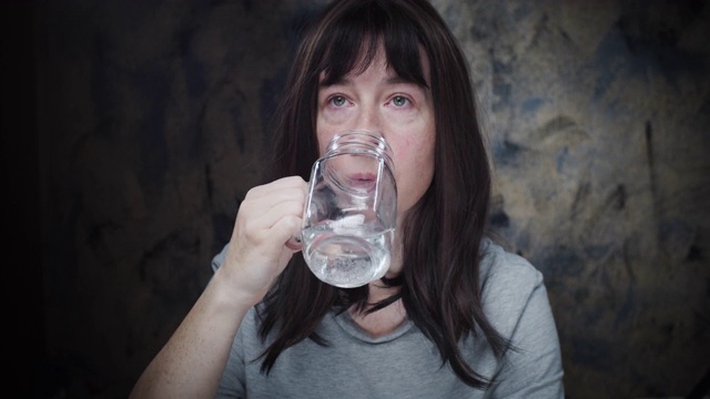 成熟的女人就是喝水视频素材