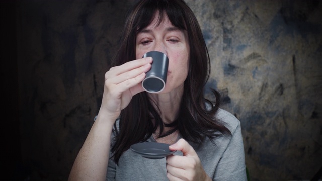 成熟的女人是在喝咖啡视频素材