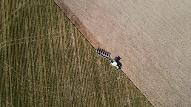 农业拖拉机犁地的鸟瞰图视频下载