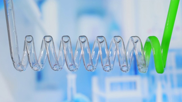 近距离和缓慢运动的绿色液体螺旋在科学玻璃冷凝器。开发新药和药用化合物。寻找对抗冠状病毒的疫苗视频素材
