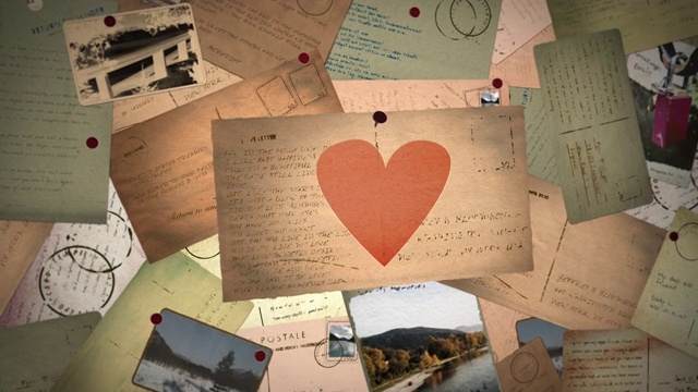 带爱心的情书被钉在带有老式明信片的别针板上视频素材