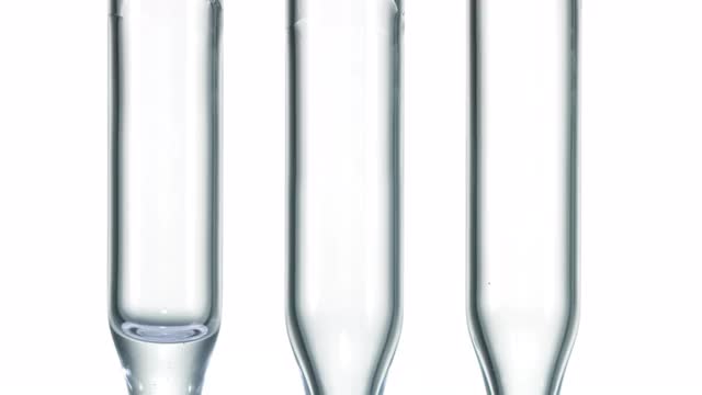 近距离和超级缓慢的运动，清水冒泡倾倒在三个清晰的移液管在白色的背景视频购买