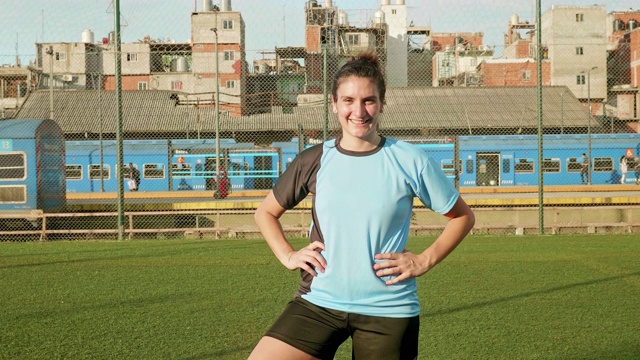 移动的视频肖像年轻的西班牙女足球运动员视频素材