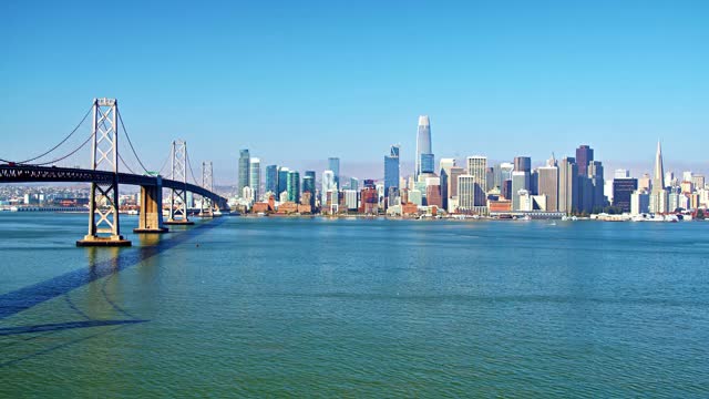 旧金山-奥克兰海湾大桥和金融区视频素材