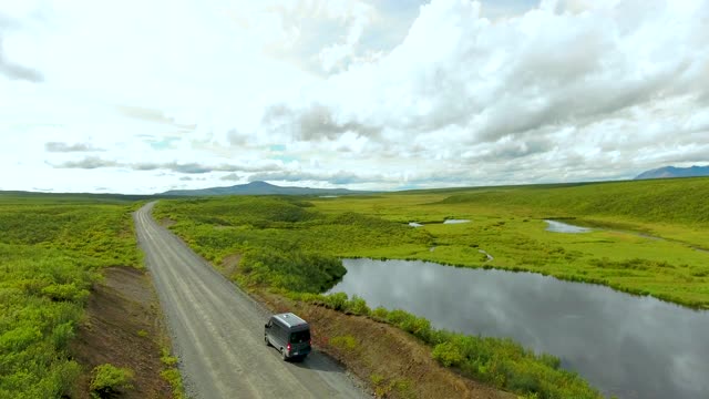 德纳里公路和湖的鸟瞰图，阿拉斯加，美国。视频素材