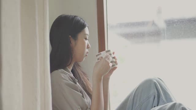美丽的女孩喝着热咖啡。视频素材
