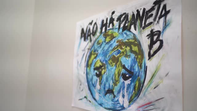 环境问题(没有B星球)海报挂在学校的墙上(葡萄牙语)视频下载
