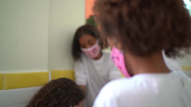 一个女学生在走廊上戴着面具的肖像视频下载