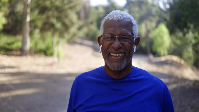 一位戴着无线耳机的黑人老人的肖像视频素材