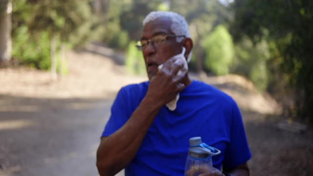 一位戴着无线耳机的黑人老人的肖像视频素材
