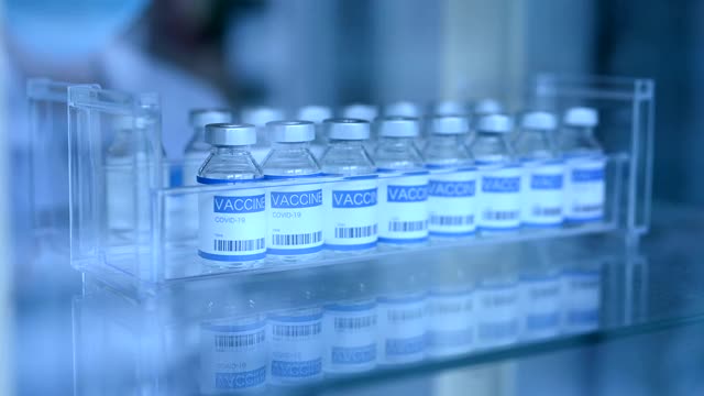 女性研究人员在冰箱中检查病毒疫苗。视频下载