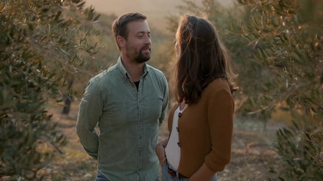 这是一对在橄榄园相爱的年轻夫妇的肖像视频素材