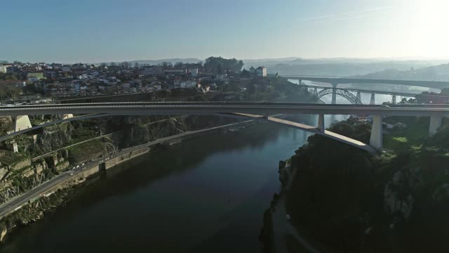 飞过波尔图的桥梁和杜罗河视频素材