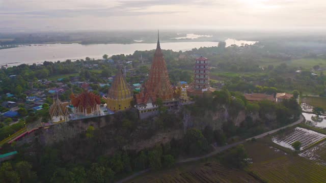 鸟瞰图的大金佛雕像和塔在老虎洞寺或Wat Tham Suea在泰国北碧府。著名旅游景点地标旅游概念。视频素材