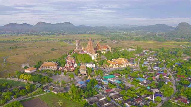 鸟瞰图的大金佛雕像和塔在老虎洞寺或Wat Tham Suea在泰国北碧府。著名旅游景点地标旅游概念。视频素材