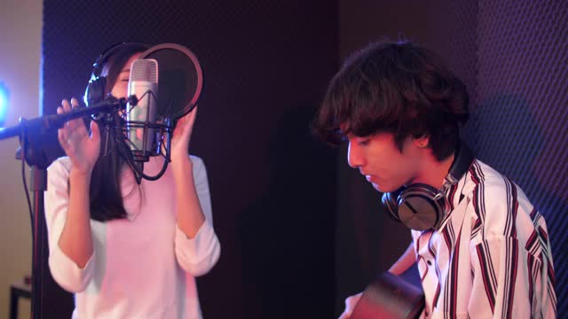 年轻的Duo歌手录音音乐在工作室，录音工作室的概念视频素材