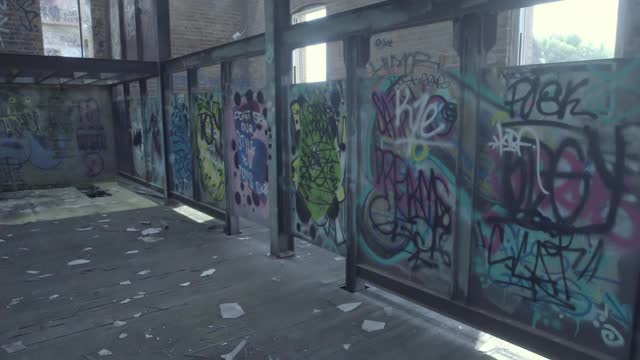 淘金:在损坏的啤酒厂墙上的彩色涂鸦-米塔贡，澳大利亚视频下载